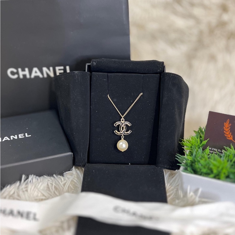 Authentic Chanel CC Pendant Chain Necklace Metal with Faux Pearl 2014 collection